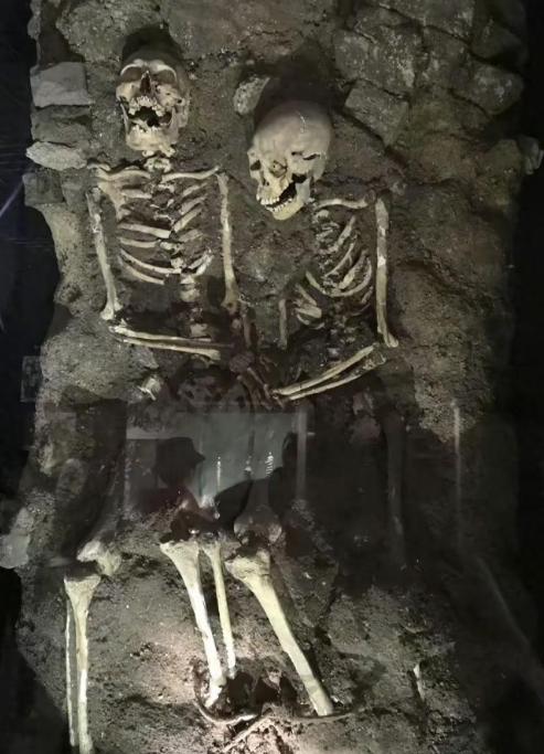 1997年，施工队干活时，工人的铁锹突然铲到硬物，挖开一看吓坏在场众人，一对被拷