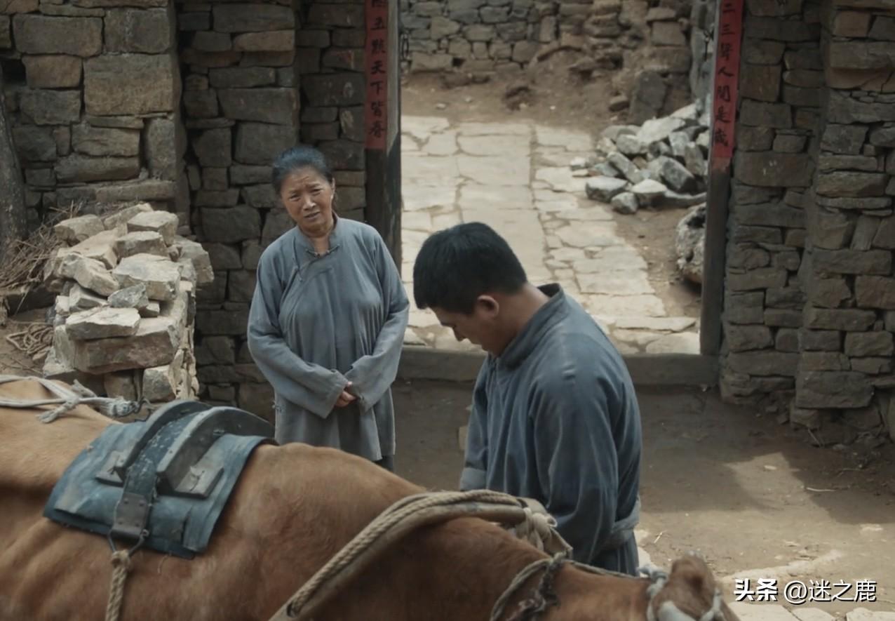 《生万物》里大脚娘这个角色的细节处理堪称一绝啊！就拿她内衣的穿戴来说吧，和农村老