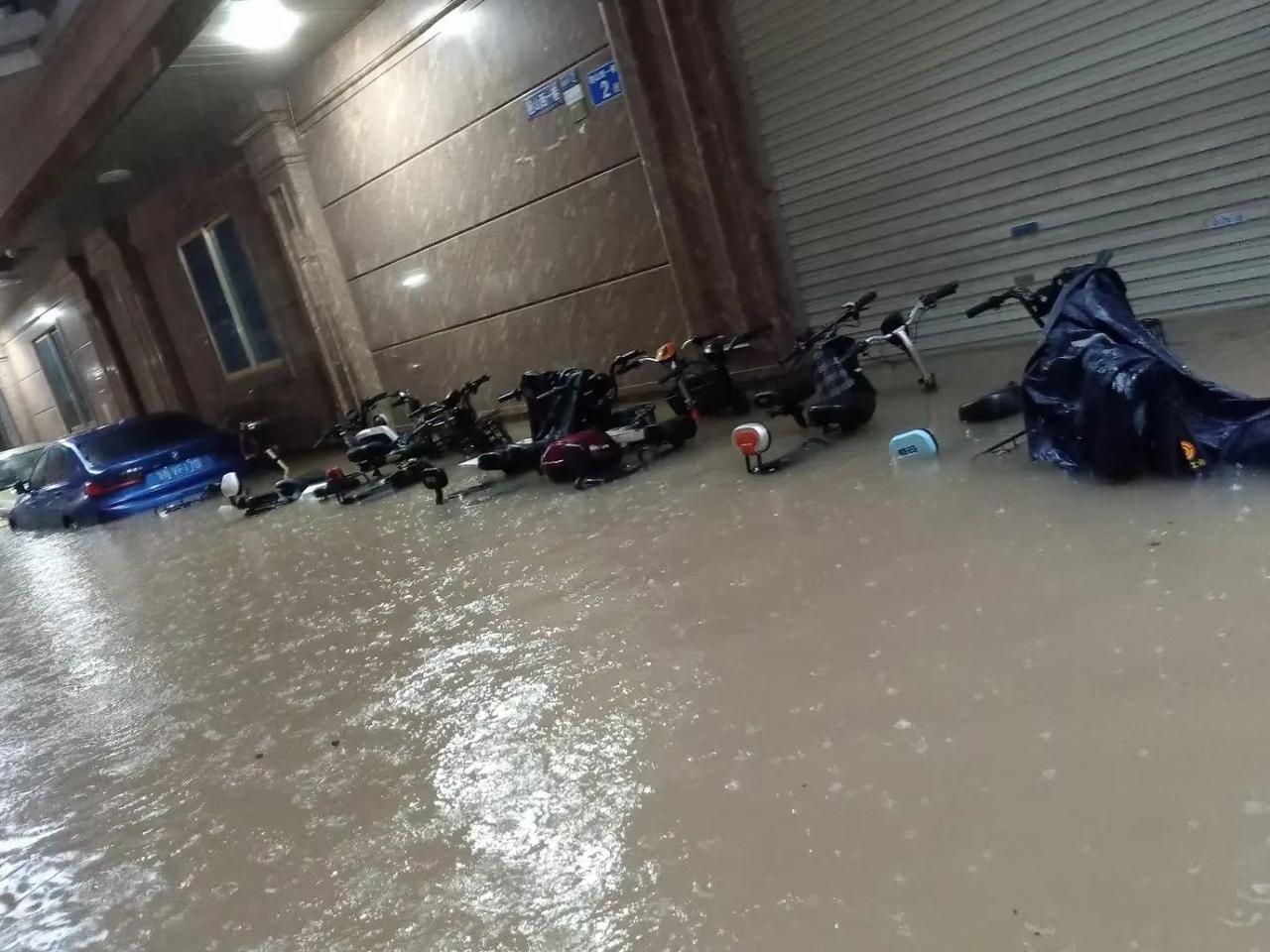 广州暴雨多区停课，地铁上基本都是穿拖鞋