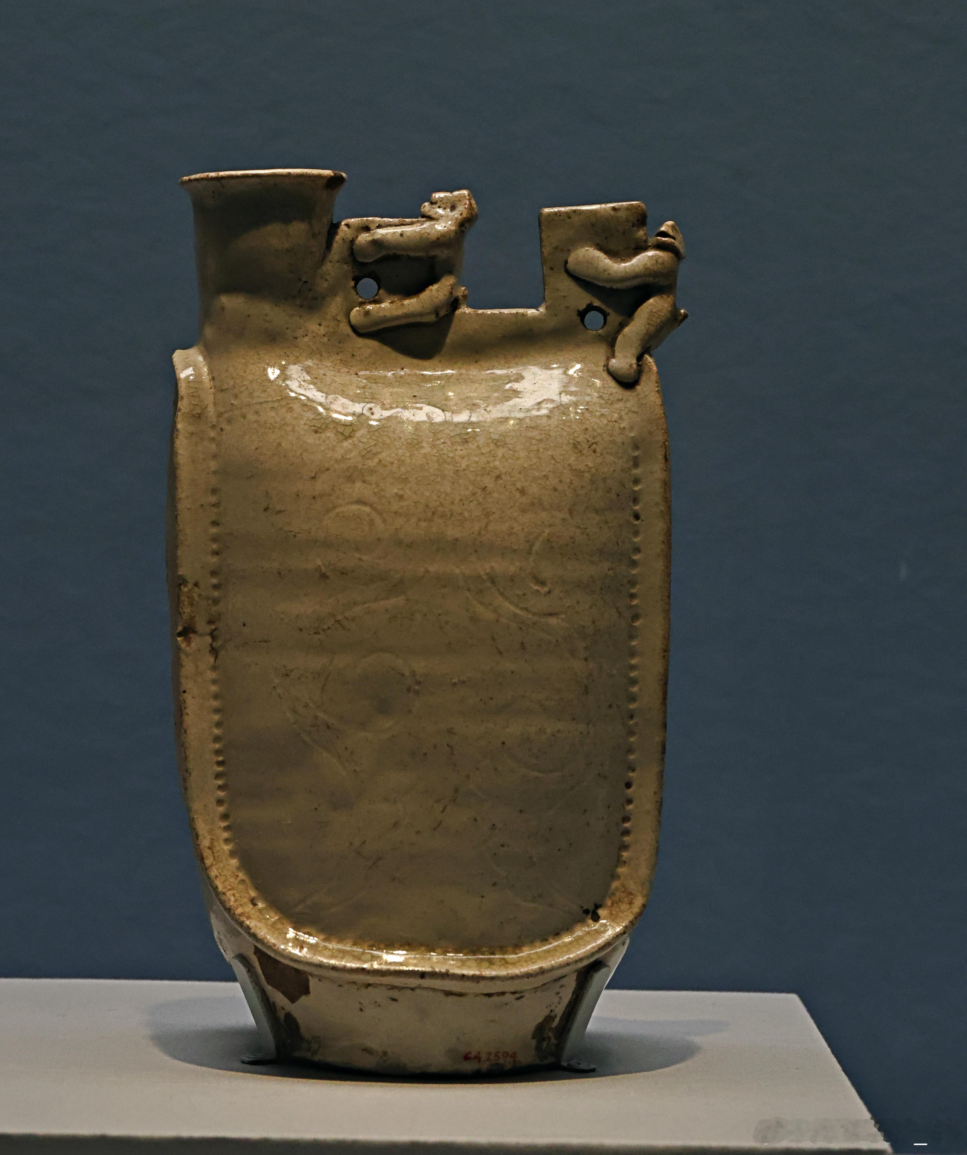 白釉塑贴双猴刻花鸡冠壶 辽 （公元916-1125年）国家博物馆藏此壶腹部边缘有