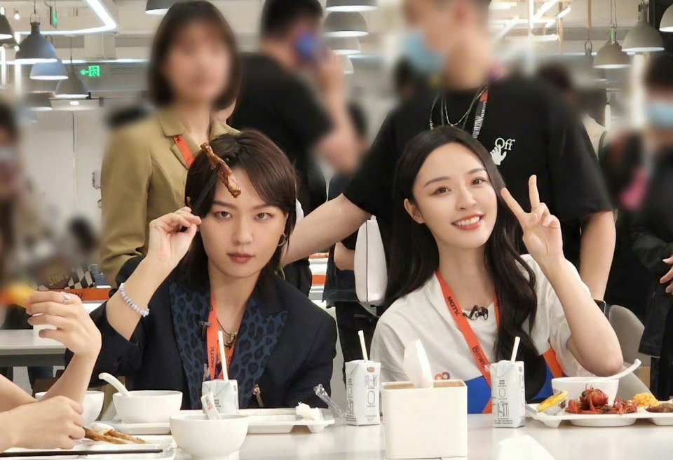 #李莎旻子晒照给周笔畅庆生#李莎旻子给周笔畅庆生，美女之间的友谊好美好啊，太感动