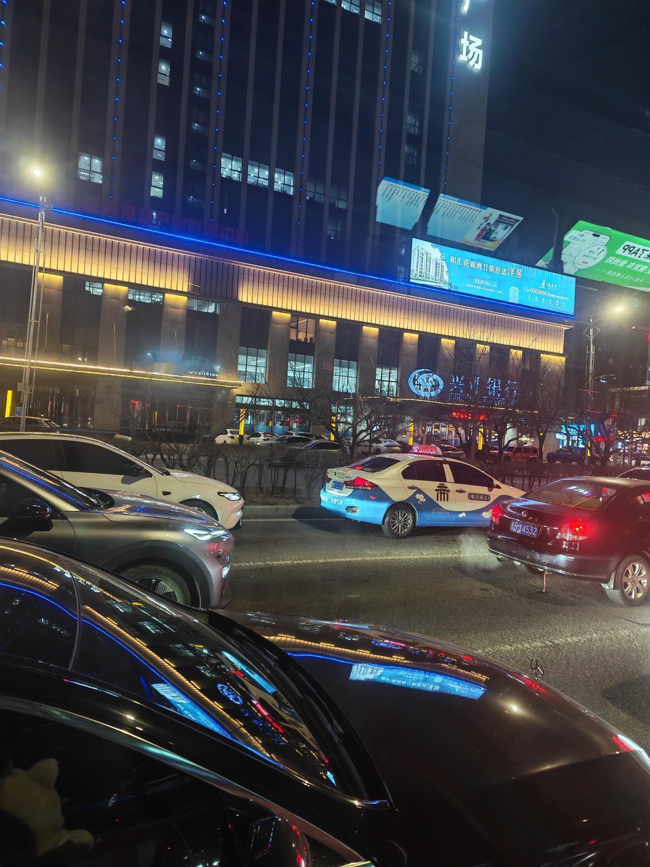 又是加班的一天，牛马不好当啊，最近有个项目快被专家刁难死了，项目本身没啥问题，奈