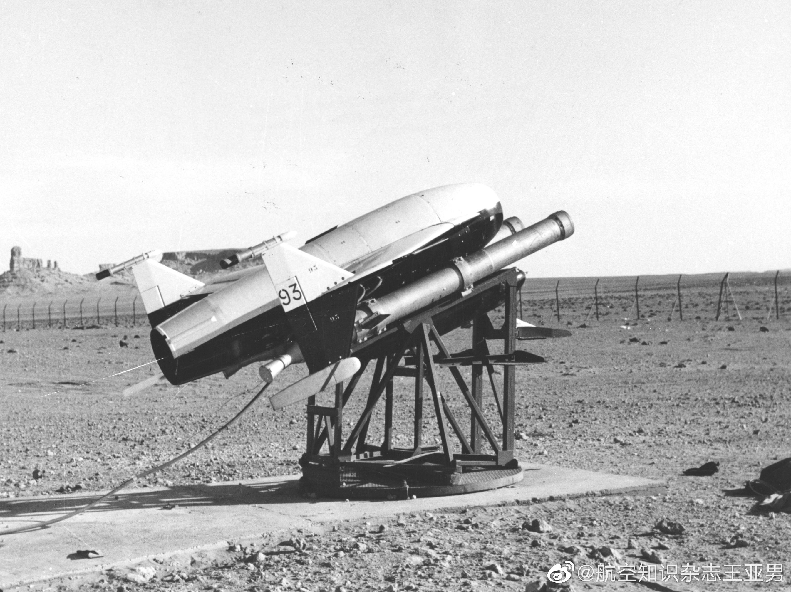 1950年准备接受测试的法国南方航空制造厂研发的SE4200短程地对地导弹，该弹