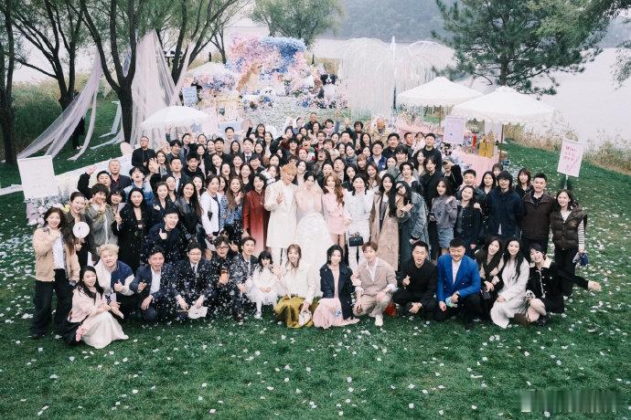 黄子韬徐艺洋婚礼合影黄子韬徐艺洋婚礼嘉宾大合照 黄子韬徐艺洋婚礼合影，黄子韬徐艺