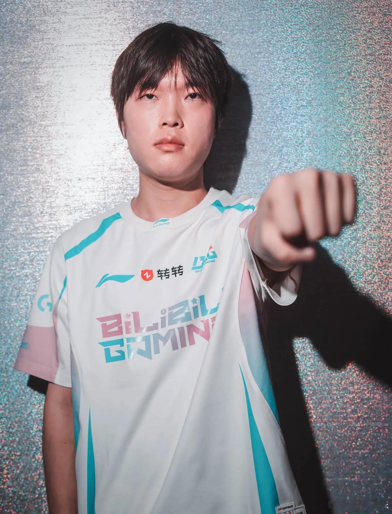 很喜欢卡子的一句话 不是线上打爆对面才叫比对面强的 多去帮帮队友 有的时候甚至混