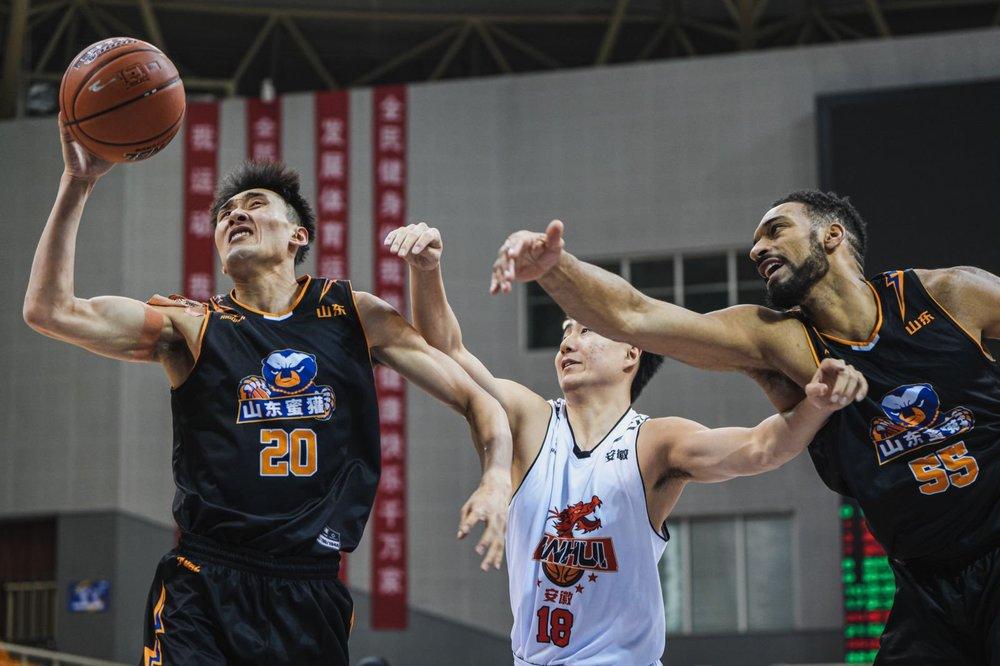 1月29日晚，山东蜜獾男篮在NBL联赛常规赛第15轮的比赛中，主场以96比91力