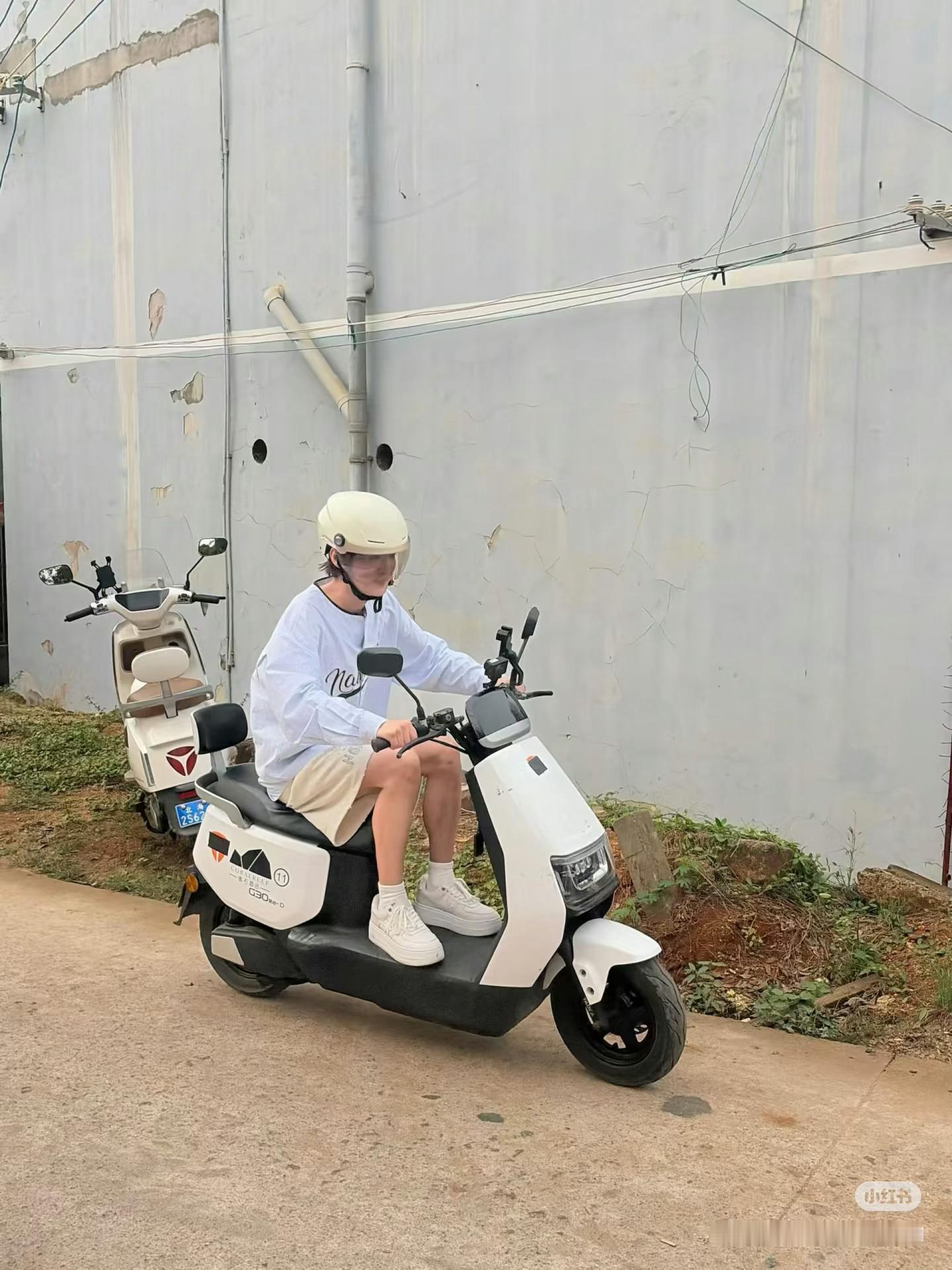 鹿晗穿白衣服好好看、露腿穿搭喜欢🥰 