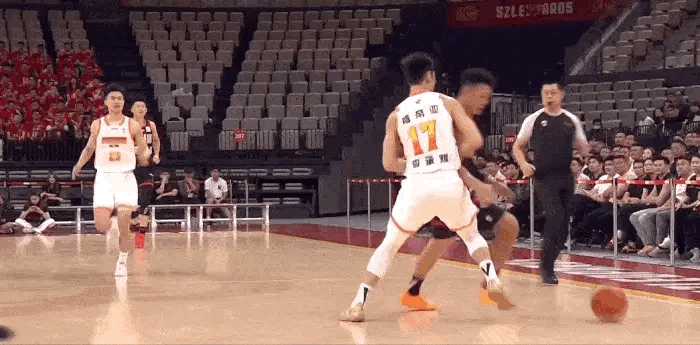 贺希宁全场15投13中，独得31分4篮板2助攻，打出了小外援的水准，他在本赛季的