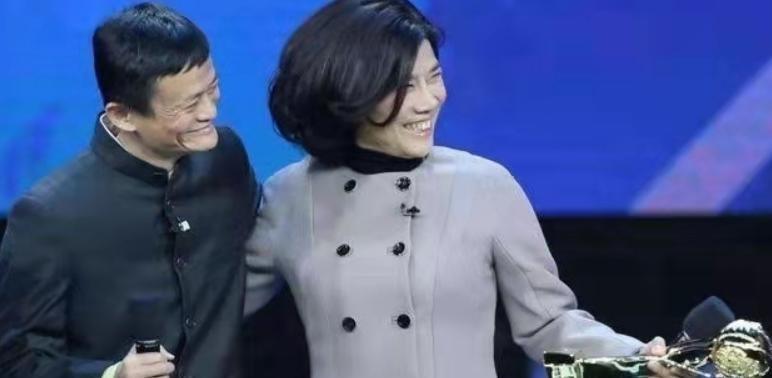 一天，马云在大庭广众之下询问董明珠：你一直不结婚是不是因为没有看中的，像我这样的