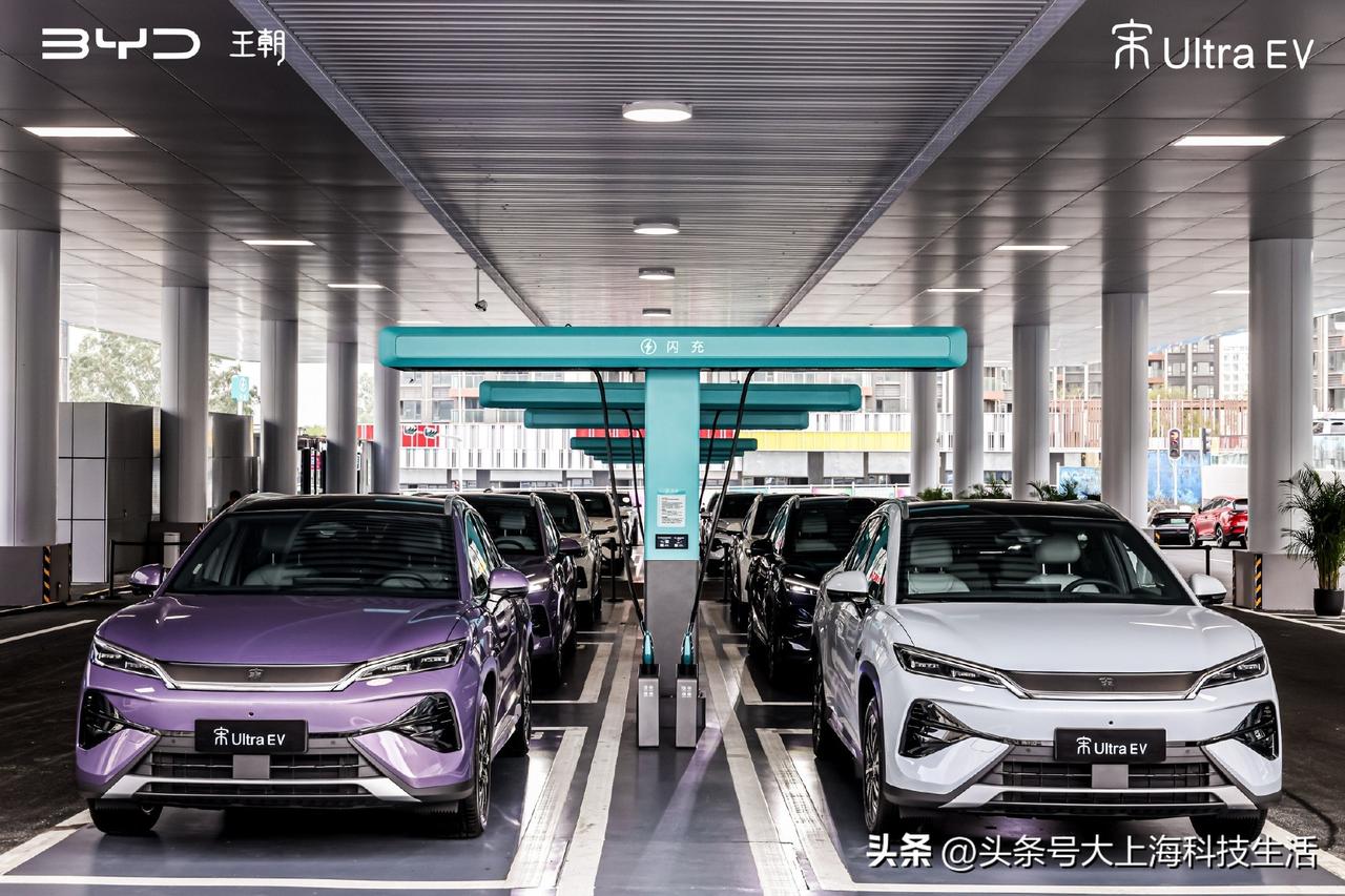比亚迪宋Ultra EV这波直接夯爆纯电圈！全球首款B级闪充SUV太懂年轻人了，