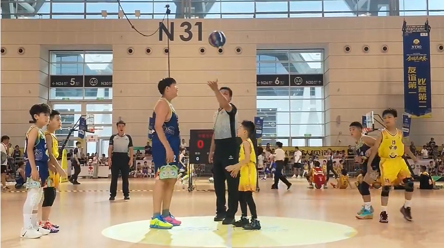 nybo全国总决赛 U9中锋对决哈哈哈，也就一米八。