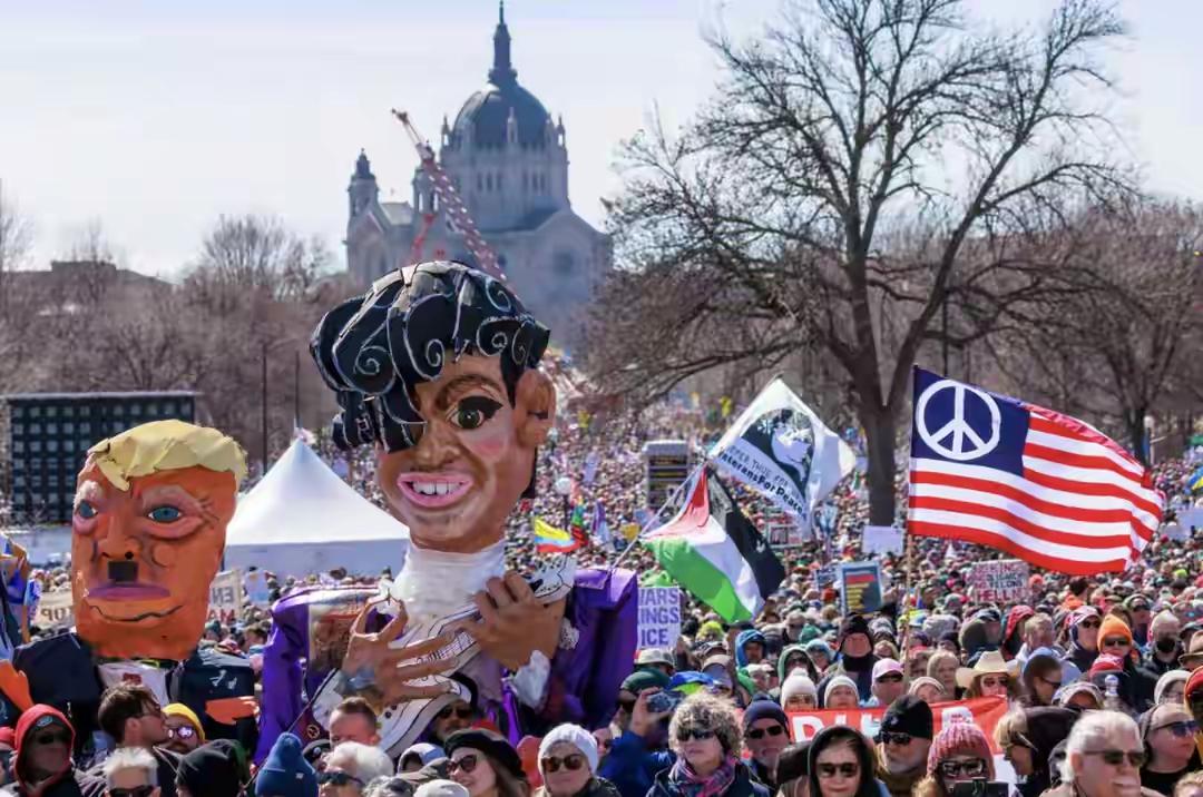 900万人上街！你没看错，全美各大城市均爆了！大街上人满为患，全是抗议的人群。按