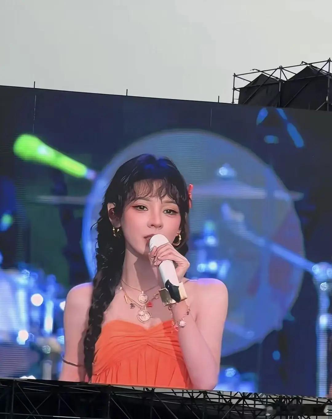 美女要做减法啊，好难看 