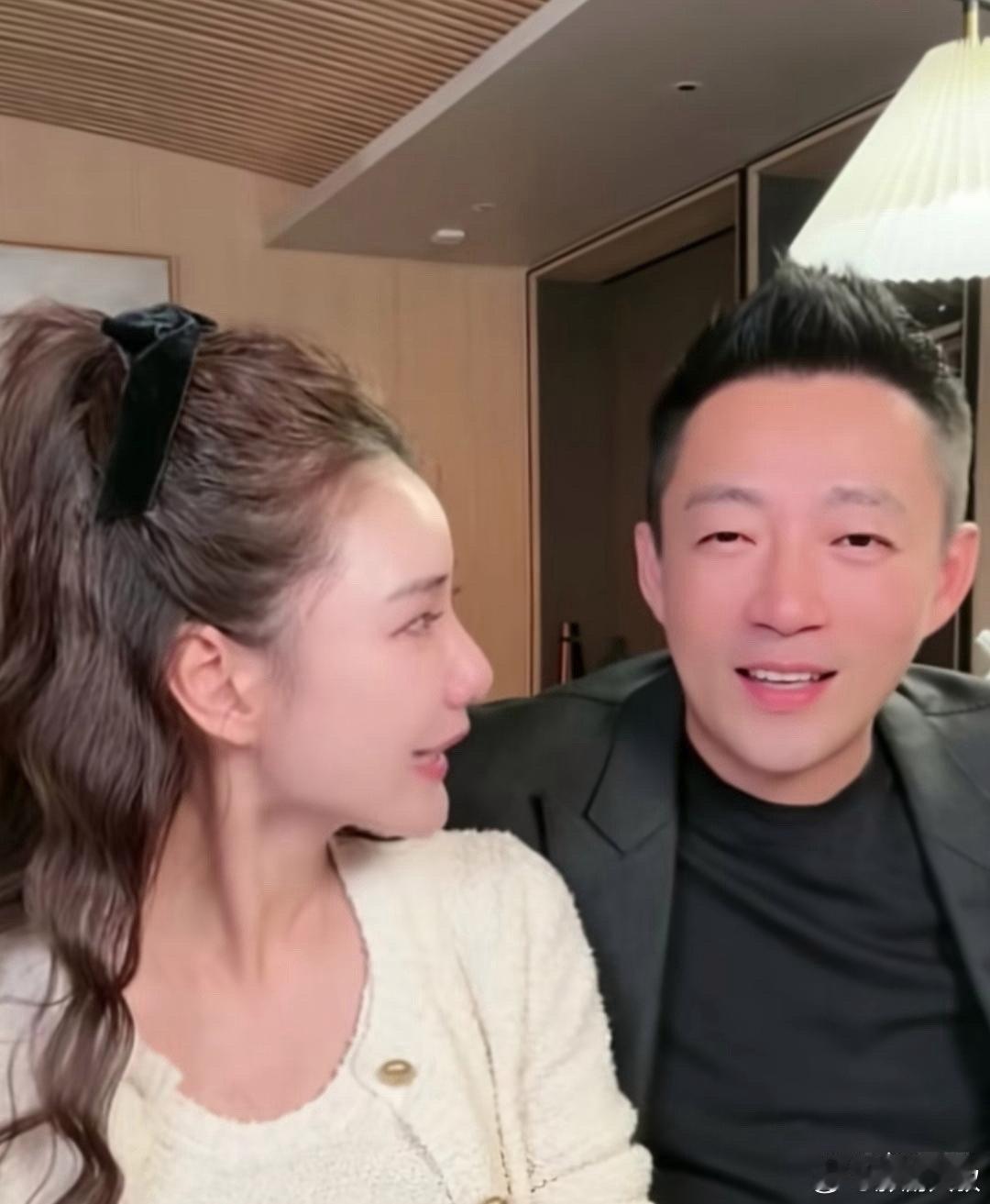 小梅看汪小菲穿的太正式了，非要让他去换套衣服，两个人太可爱了，张兰的两个大宝贝 