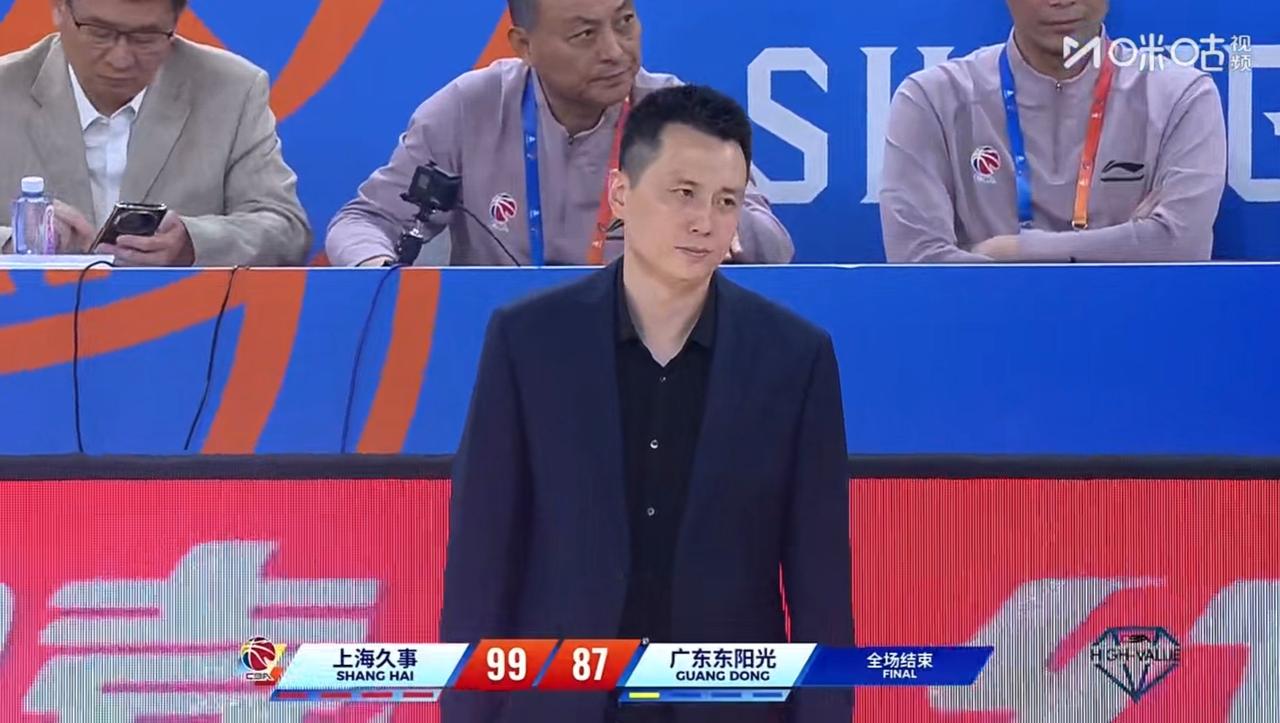 广东男篮今年这是怎么了？
打不过南京，
脆败给北京，
今天又脆败给上海，
放着三