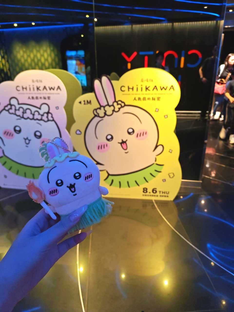 人，在香港严肃观看了大电影，乌哩哩非常之萌。rap部分更是一直在严肃品鉴。 