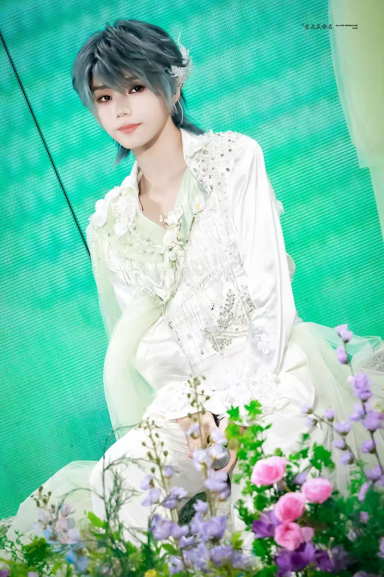 王橹杰 虚拟王橹杰演绎《虚拟》氛围感直接戳中人心，低柔嗓音共情力十足。情绪层层递