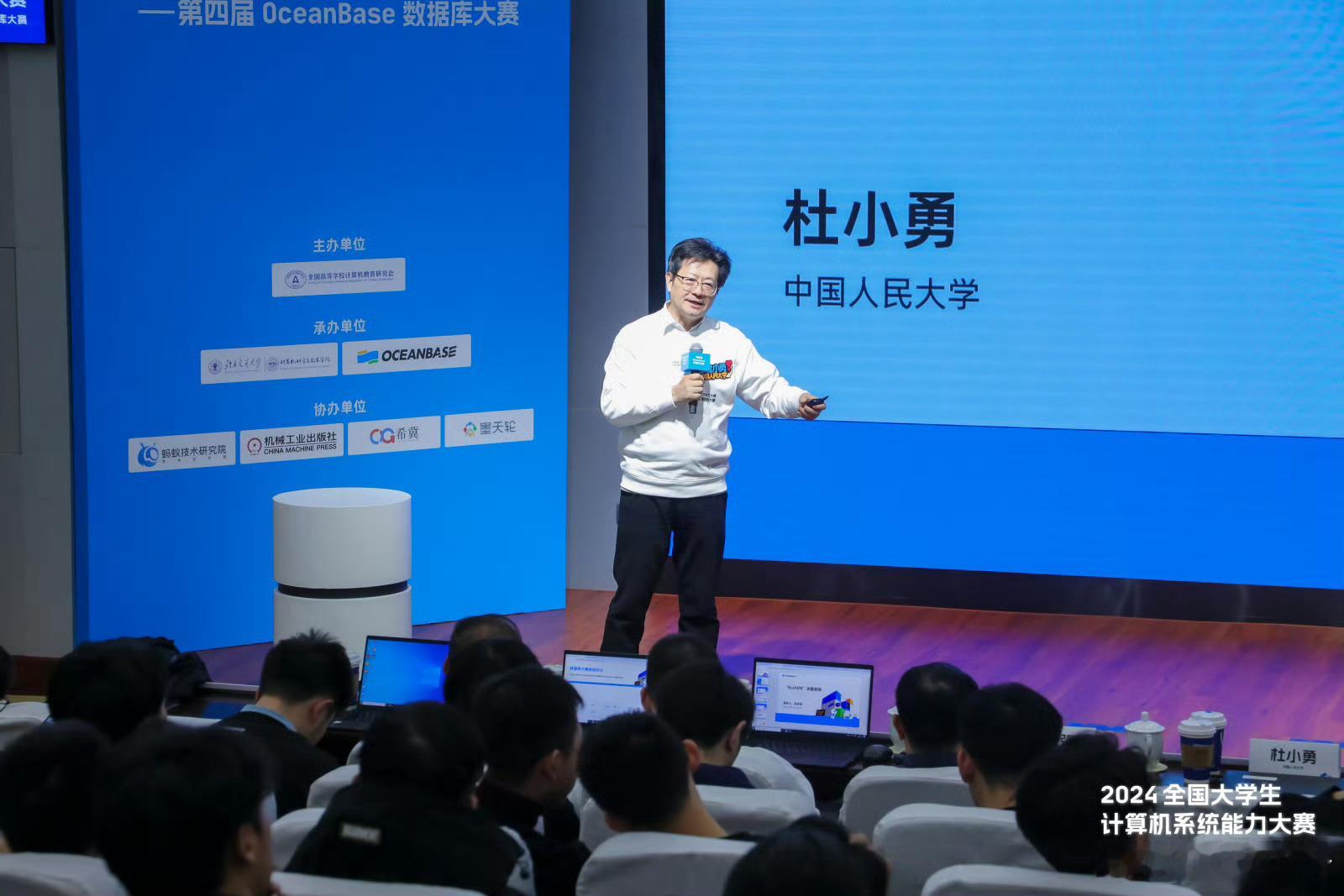 人大教授建议年轻人不要扎堆搞AI 人大教授建言年轻人别一股脑扎进AI领域。AI虽