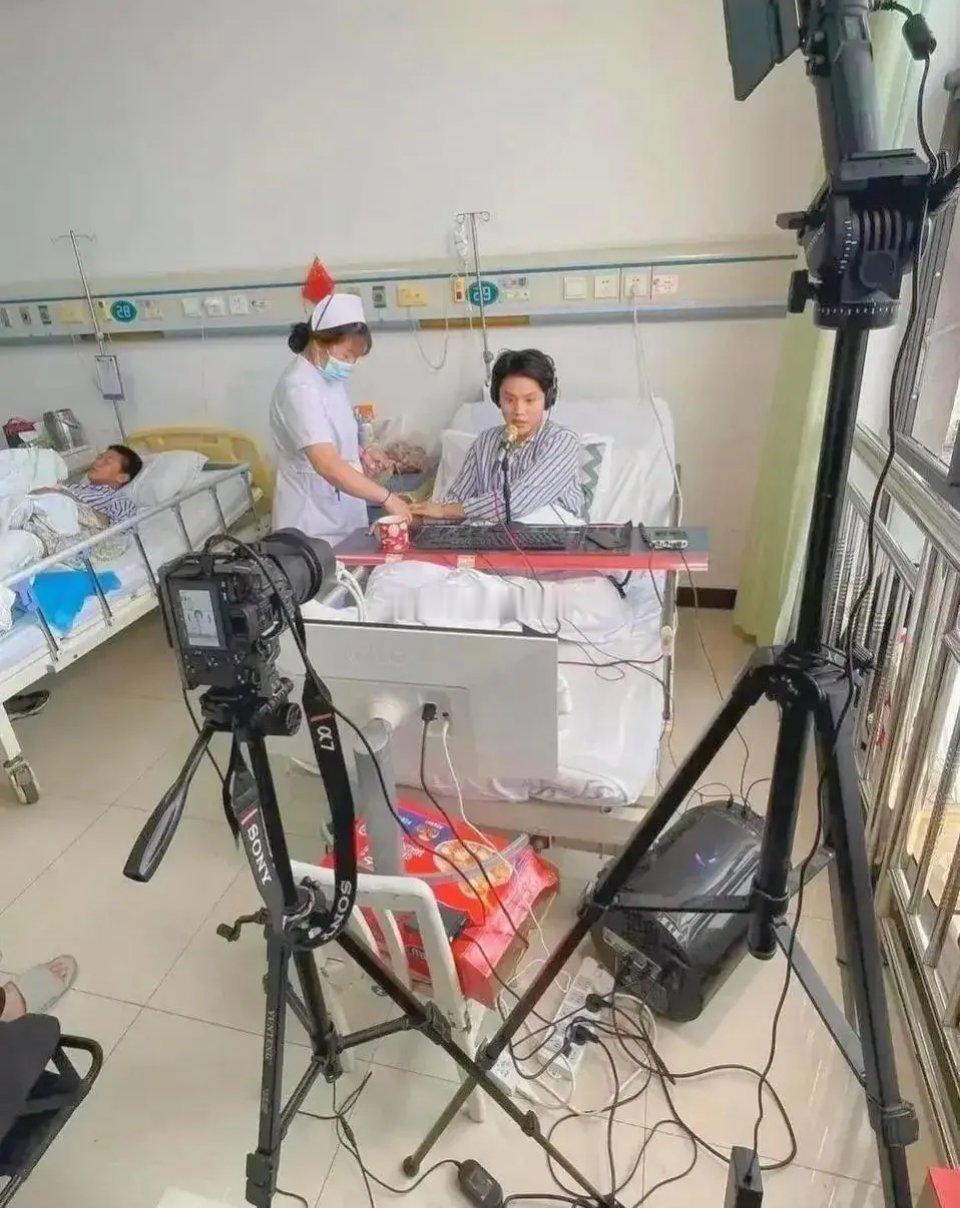 现在医院能做这些事吗？居然有摄像机对着患者拍，像演员拍戏一样。 ​​​