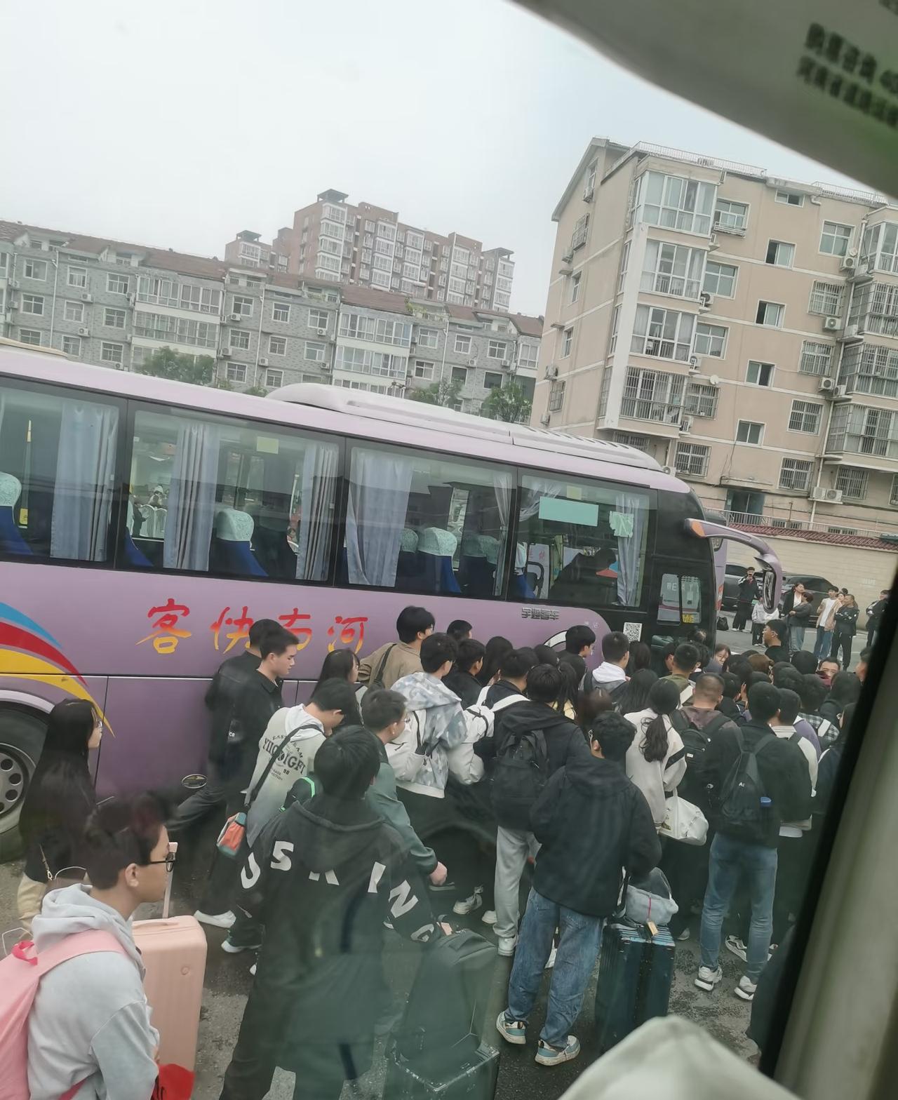 今年国庆，广东的长途大巴突然又火了，不少人放弃高铁选大巴，这是为啥呢？ 东莞到潮