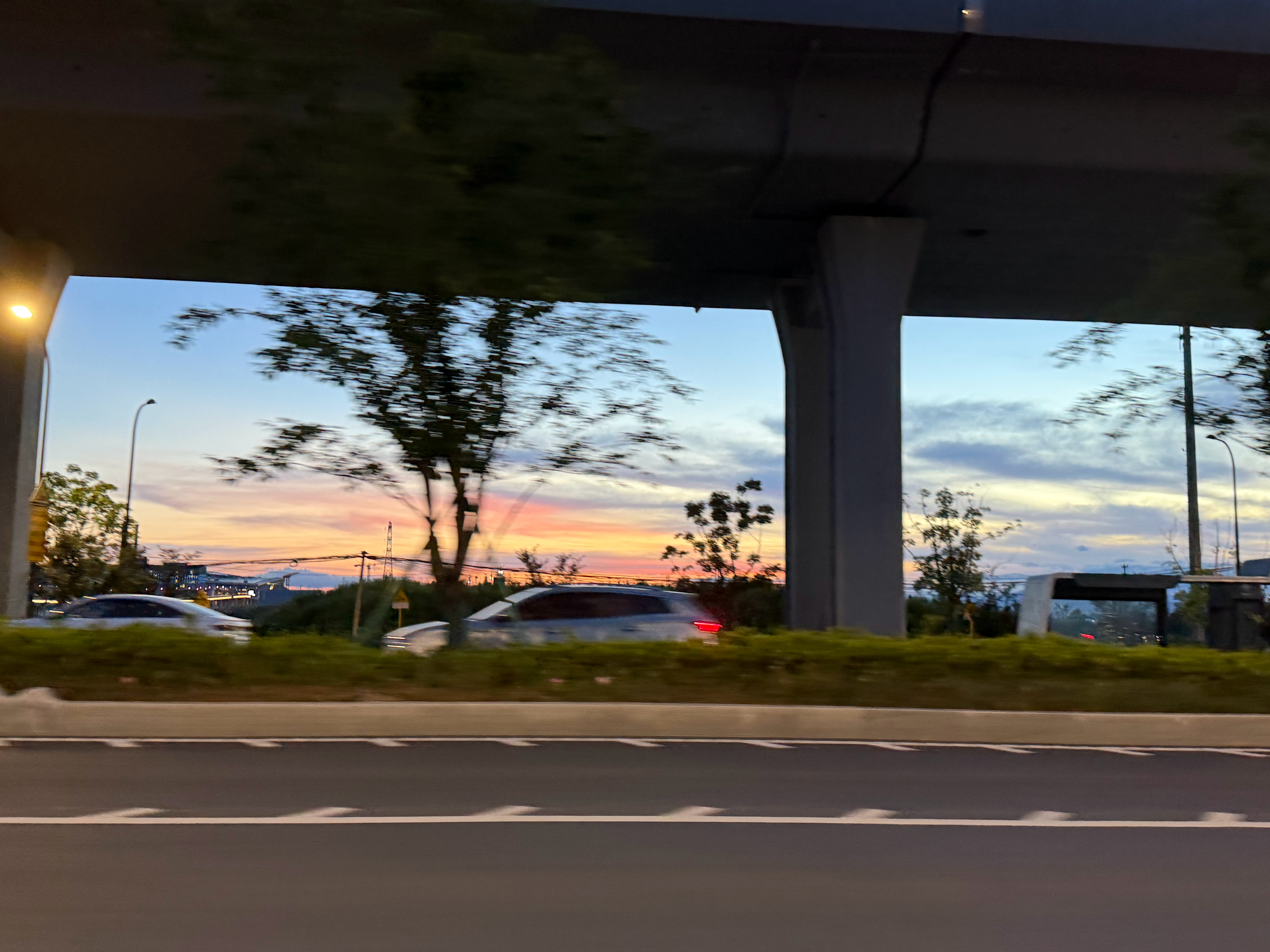 本周仅有一天在天亮着能看到晚霞的时候下班真不懂咋了大裁员大家都在摸鱼但我活越来越