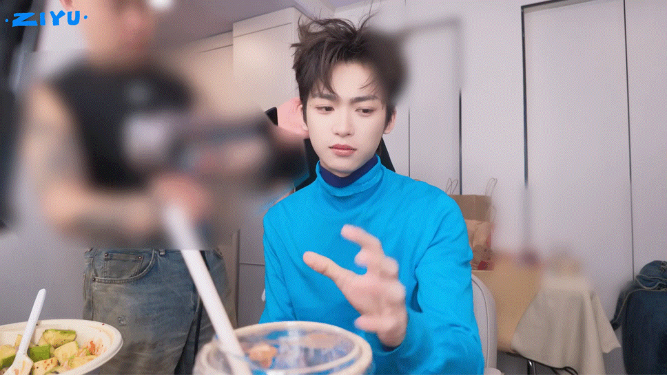 梓渝表演超级赛亚人 刷到梓渝的拍摄vlog，被他的配合度和幽默感狠狠圈粉！被工作