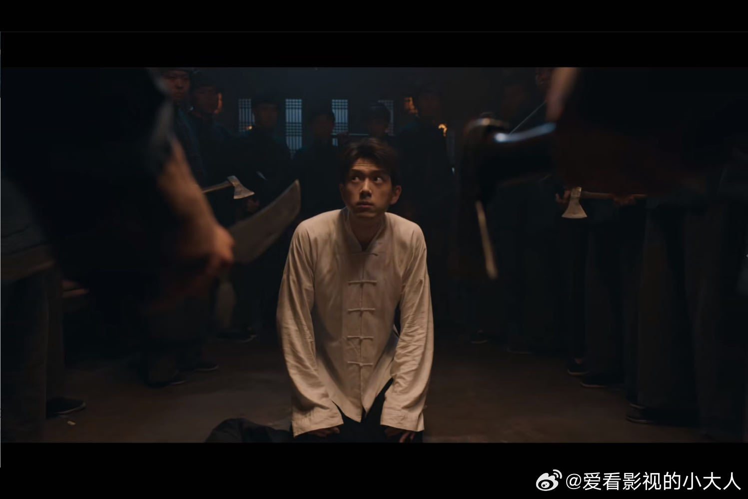李现新剧一直在挨打李现每集都在挨打上官诚明外表西装革履风度翩翩，看着光鲜体面，结