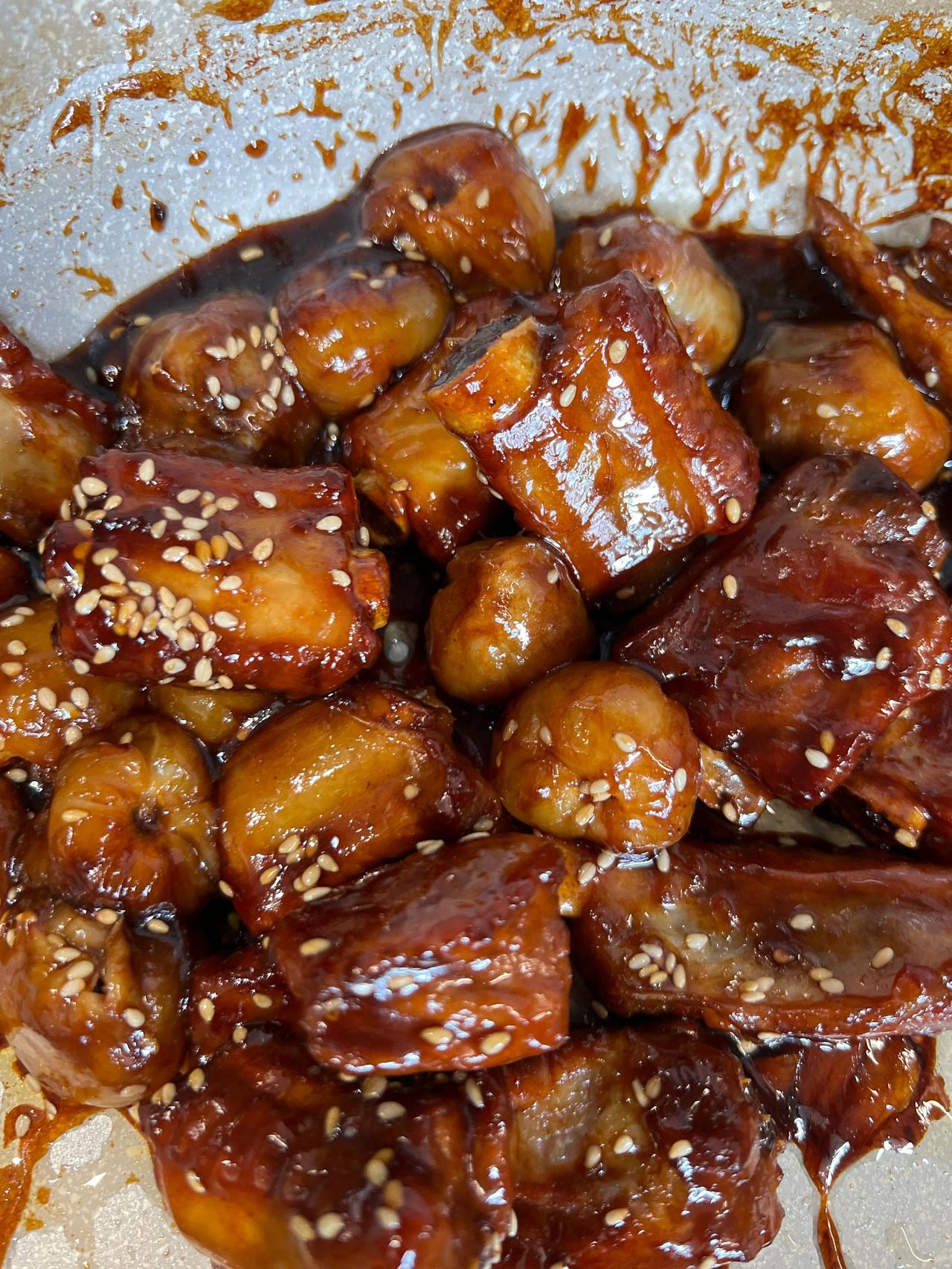 荔枝和排骨居然能组合到一起，太惊讶了！甜甜的排骨夹杂着荔枝的淡淡香味，吃起来一点