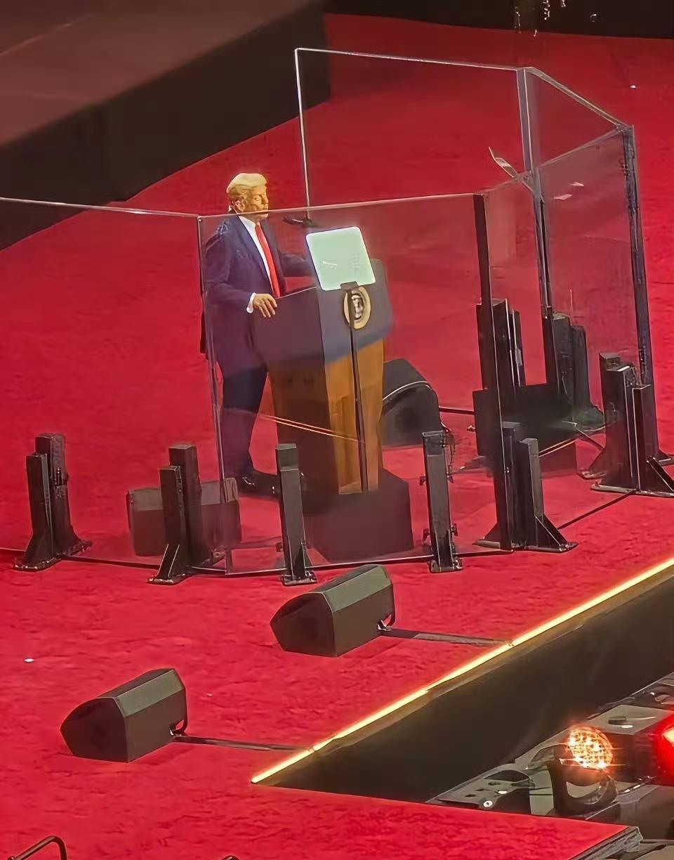 来不及了，透露一个秘密，
你们可能不知道，这防弹玻璃是来自东方大国！直接专机直飞