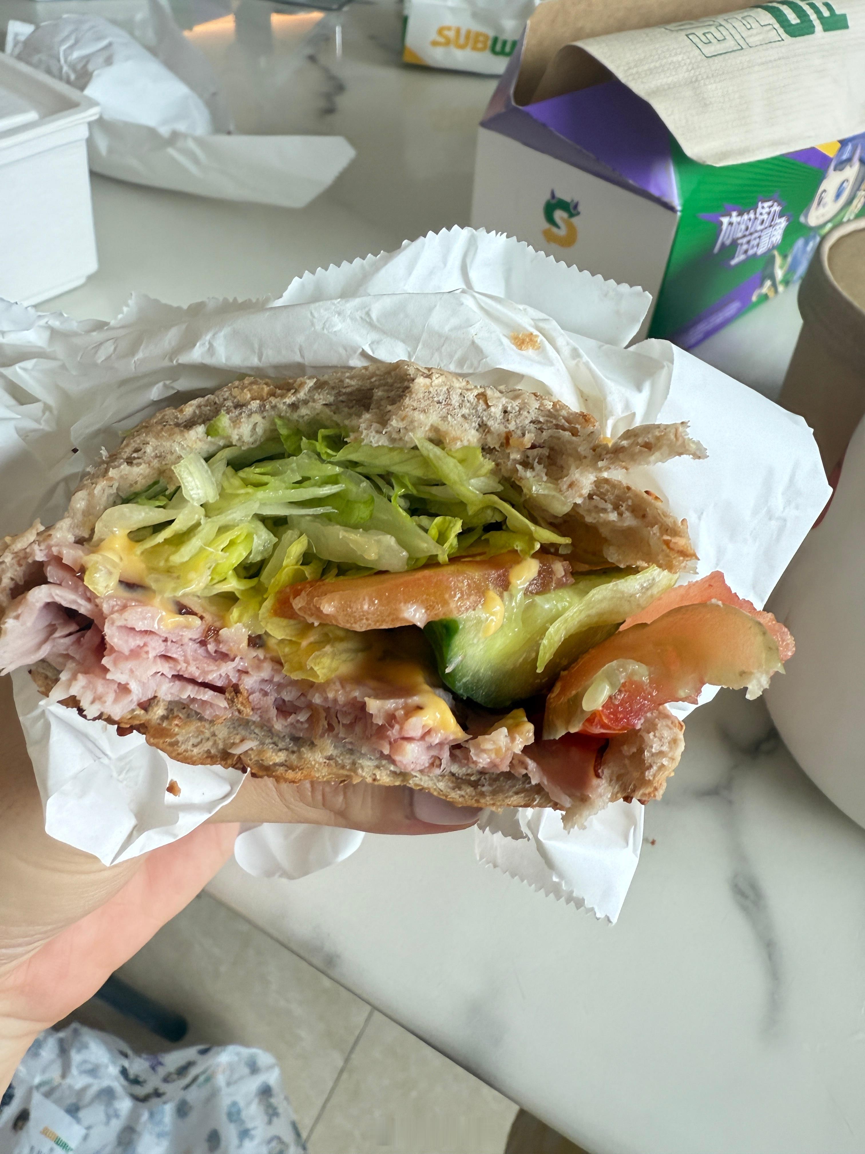 中午吃赛百味我发现洋快餐一个比一个健康，燕麦面包+菜+肉+芝士，营养丰富全面且不