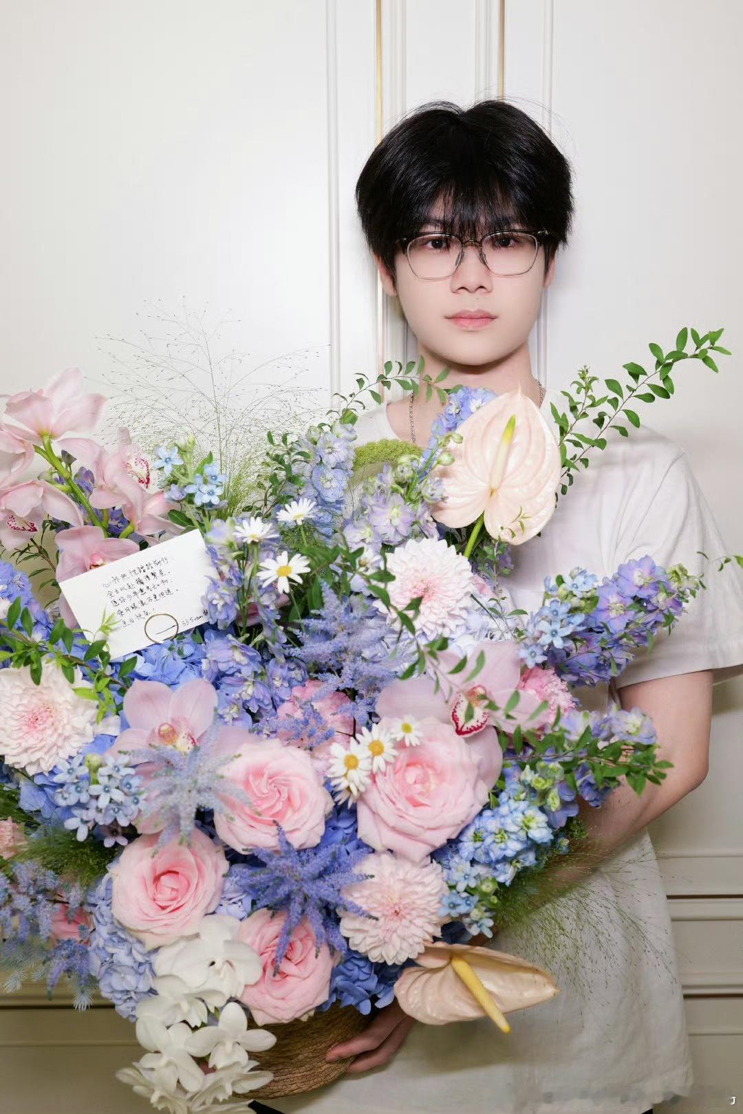 33语音感谢粉丝祝福33深夜语音暖心回应粉丝祝福，祝愿所有人平安顺遂、万事顺心。