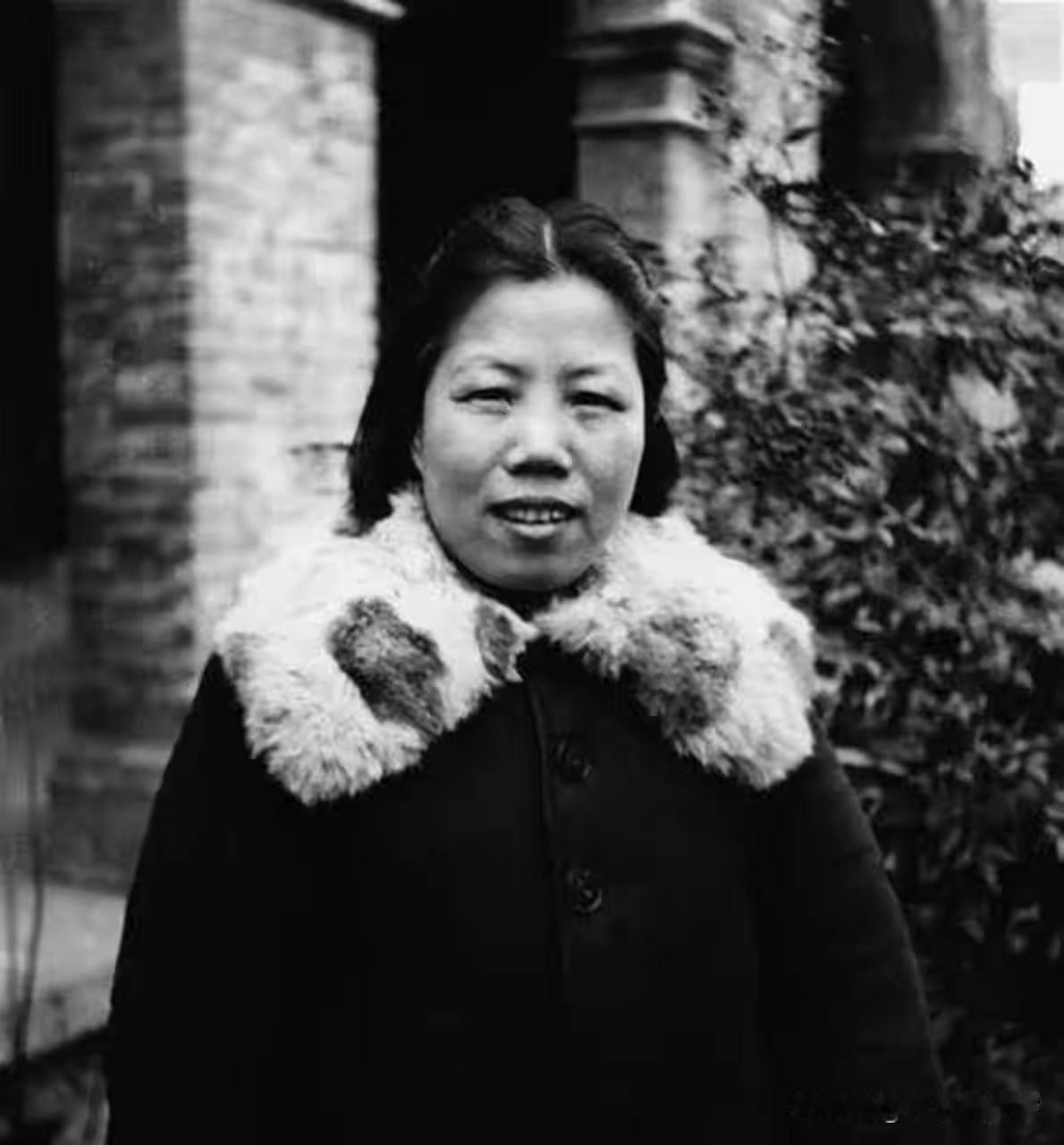 抗战时期于延安，邓颖超在院落前留影。寒冬之中身着加厚棉衣，从容沉静。在艰苦的革命