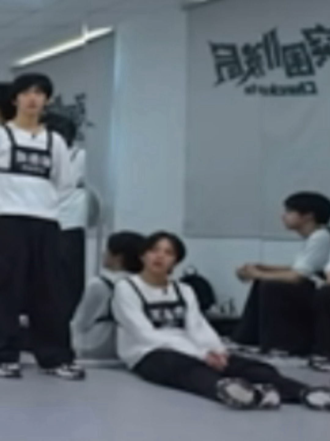 累趴 