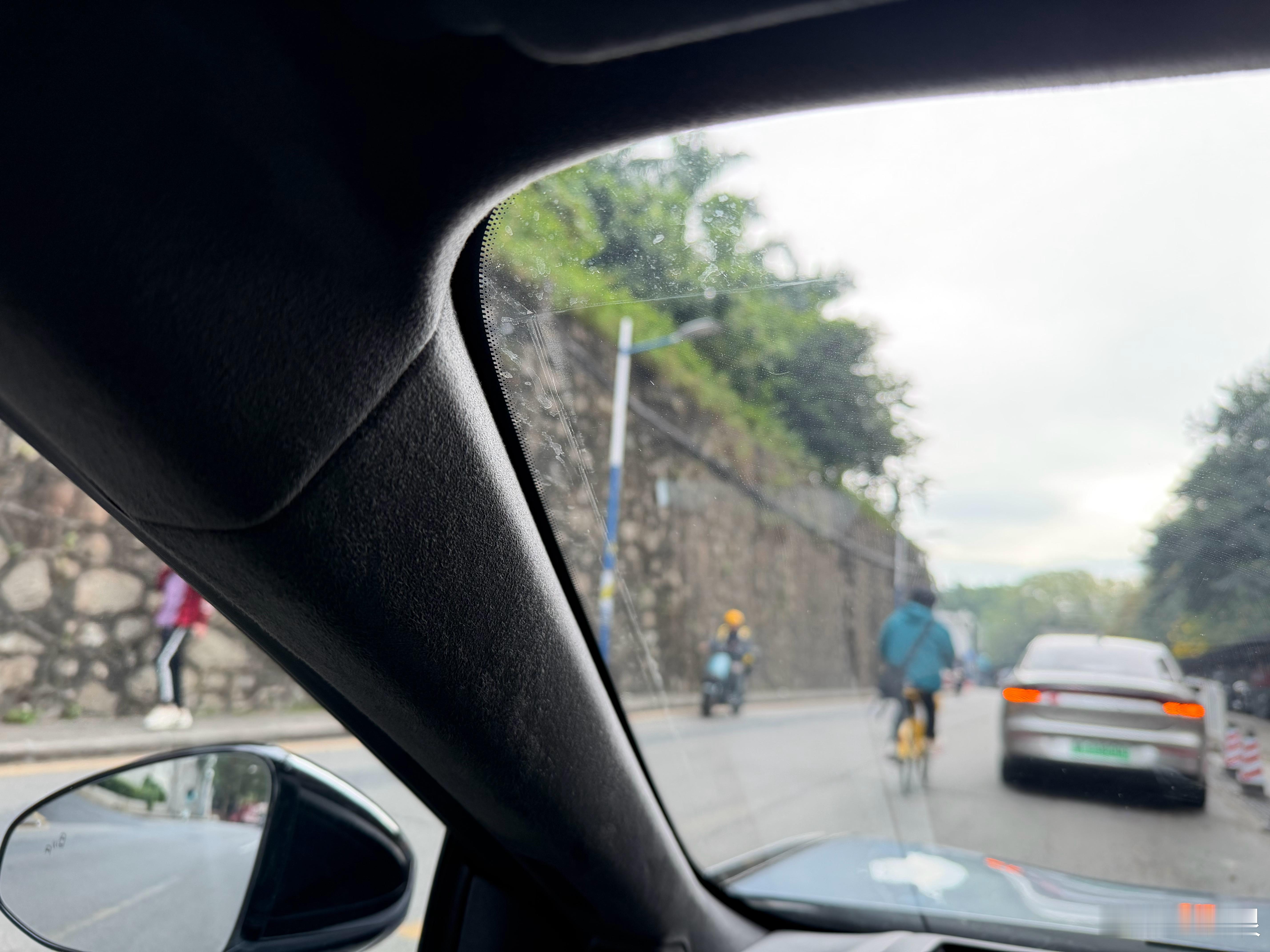 广州这个地方太神了。左天，驾驶崭新的小鹏P7突遇降雨，车全湿了，路也是湿的。我心