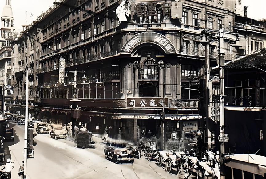 【旧上海记者中的帮会成员】

清末谴责小说《孽海花》作者曾朴有个儿子叫曾虚白，当