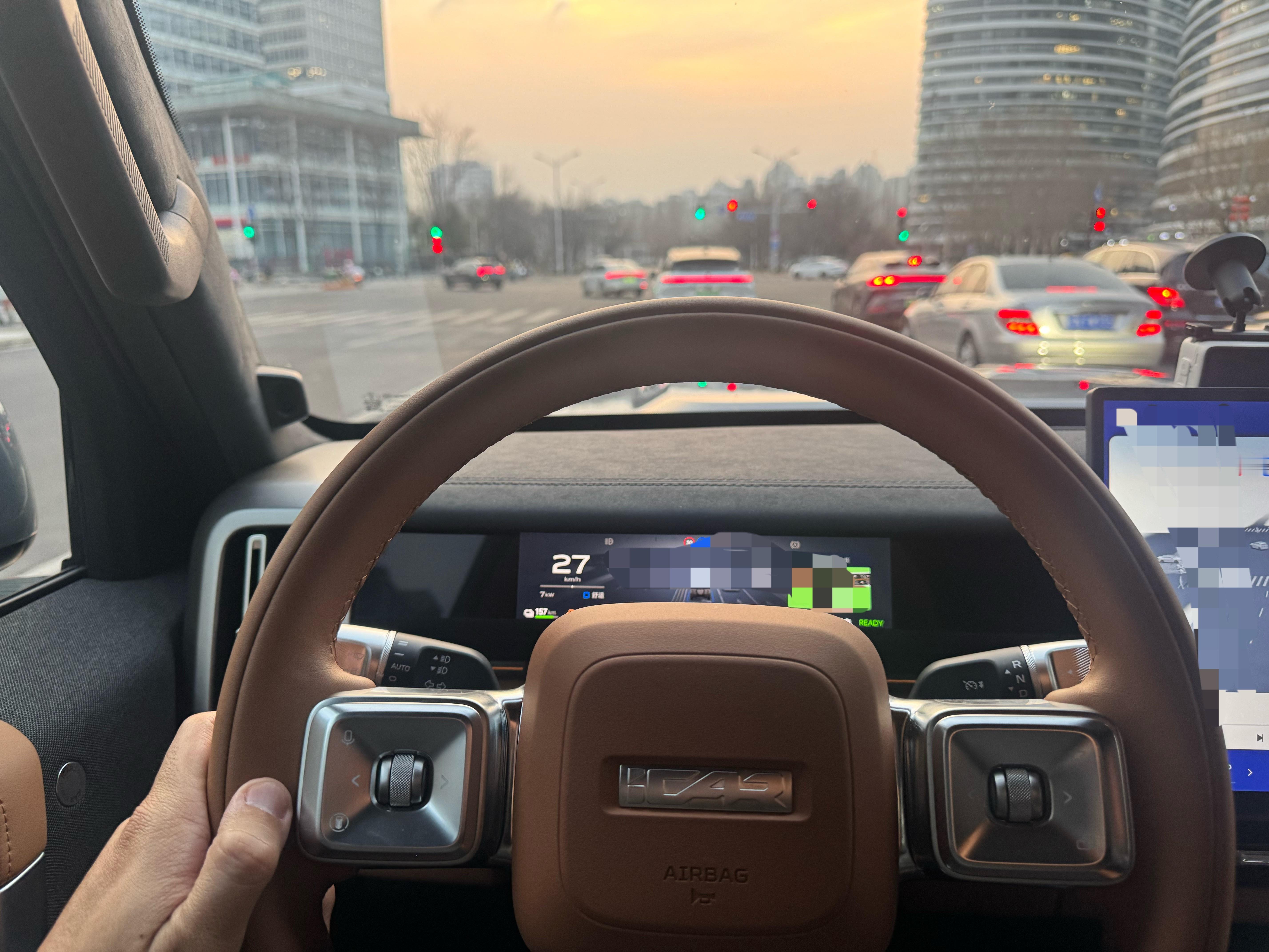 第一次开 icar V27，整体印象不错唉！内装翻毛皮，软包裹，内饰功能设计的合