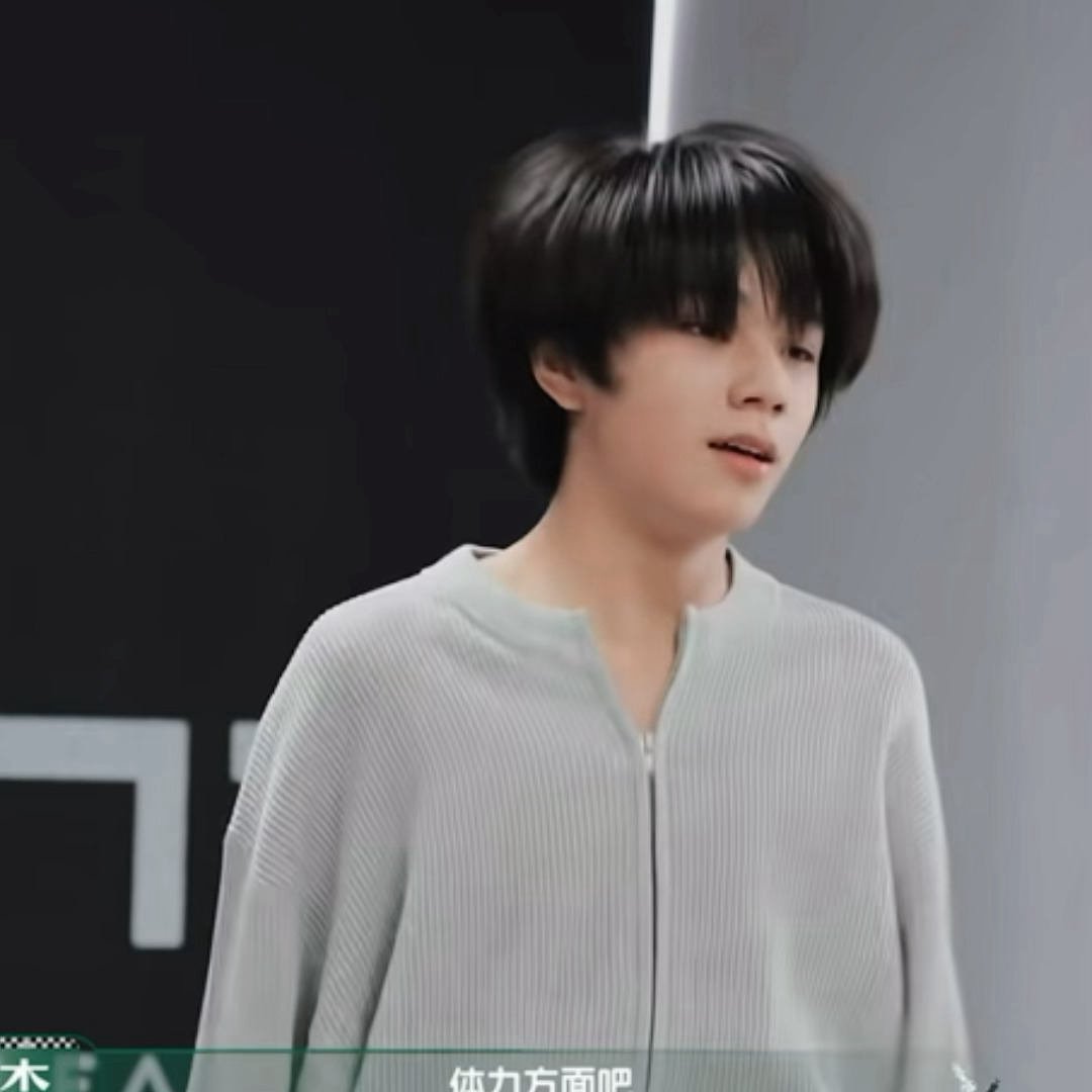头发炸起来的感觉和小时候一模一样˶>ᗜ<˶ 