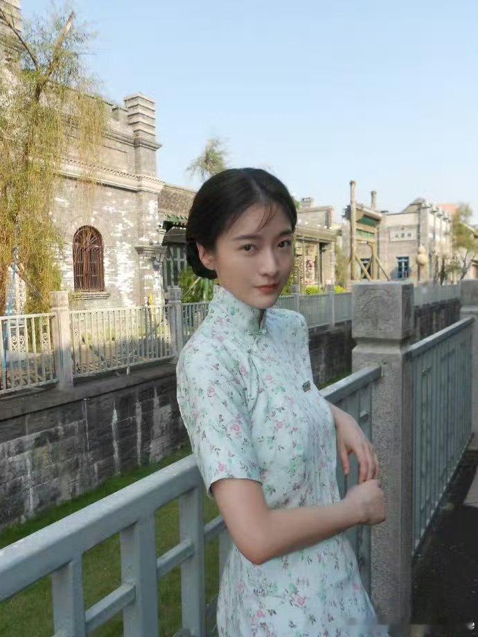 张雪迎演了冯小刚新电影 张雪迎饰演的徐小妤，在胡同烟火戏里，藏着独属于民国少女的