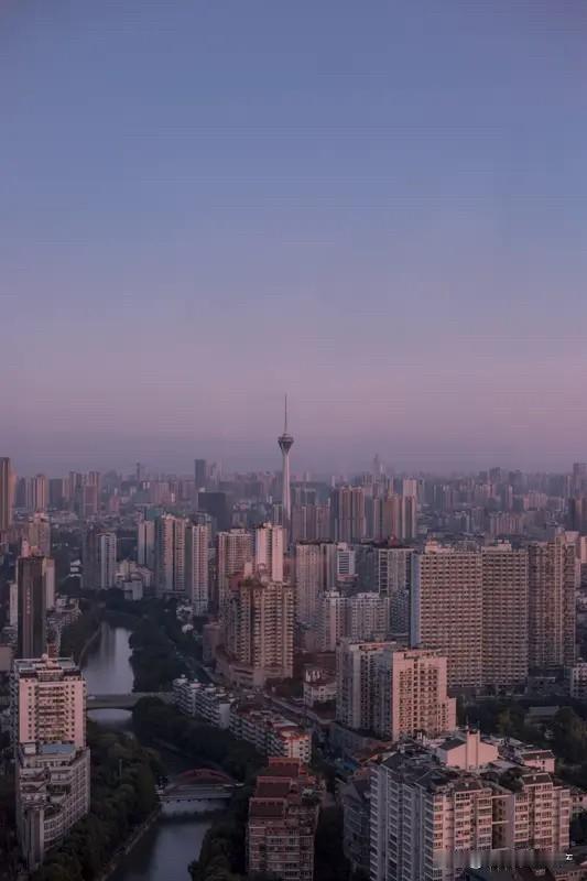 【泼冷水！成都土拍爆冷，释放两大信号！】

成都土拍再次爆冷，给当下火热的楼市泼