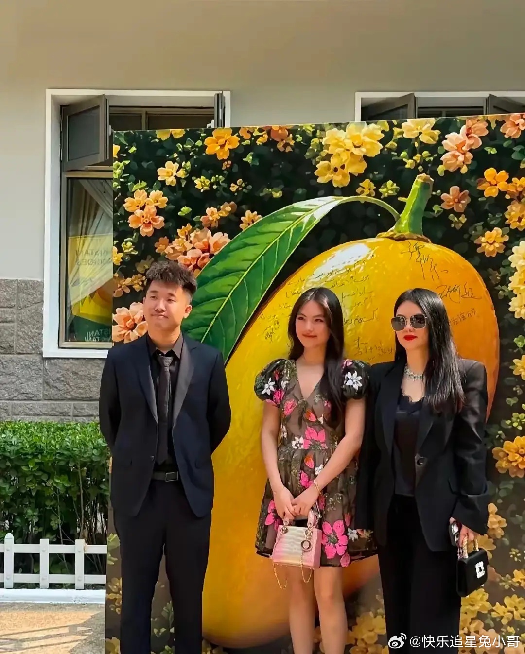 李湘带着王诗龄出席了一场私人艺术沙龙，在北京一个四合院举行的，现场布置有格调，能