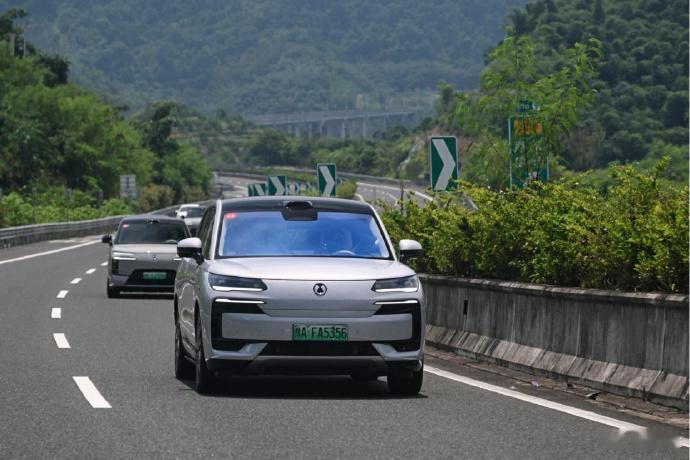 2026 丝绸之路万里行・启迪之路国内段在深圳顺利收官。比亚迪护航的新能源车队跑