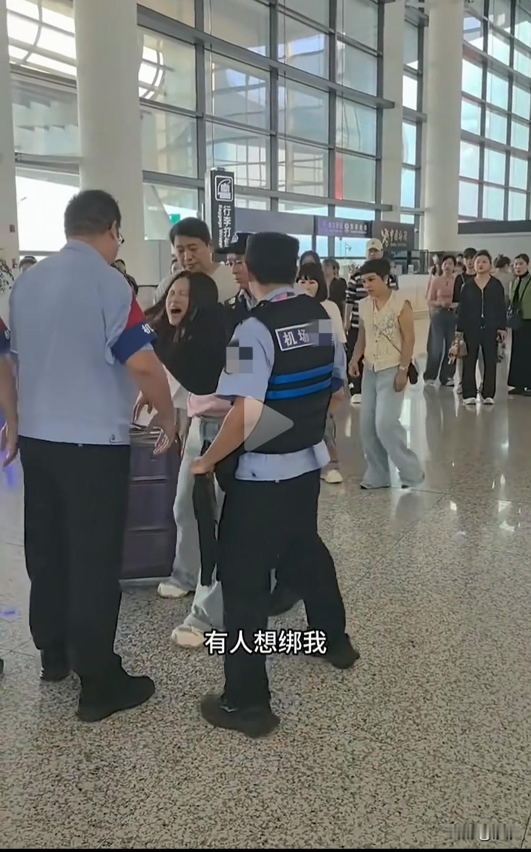 宁波机场“尖叫姐”再现，
一小仙女在宁波机场因为行李超重，
对着行李超重托运工作