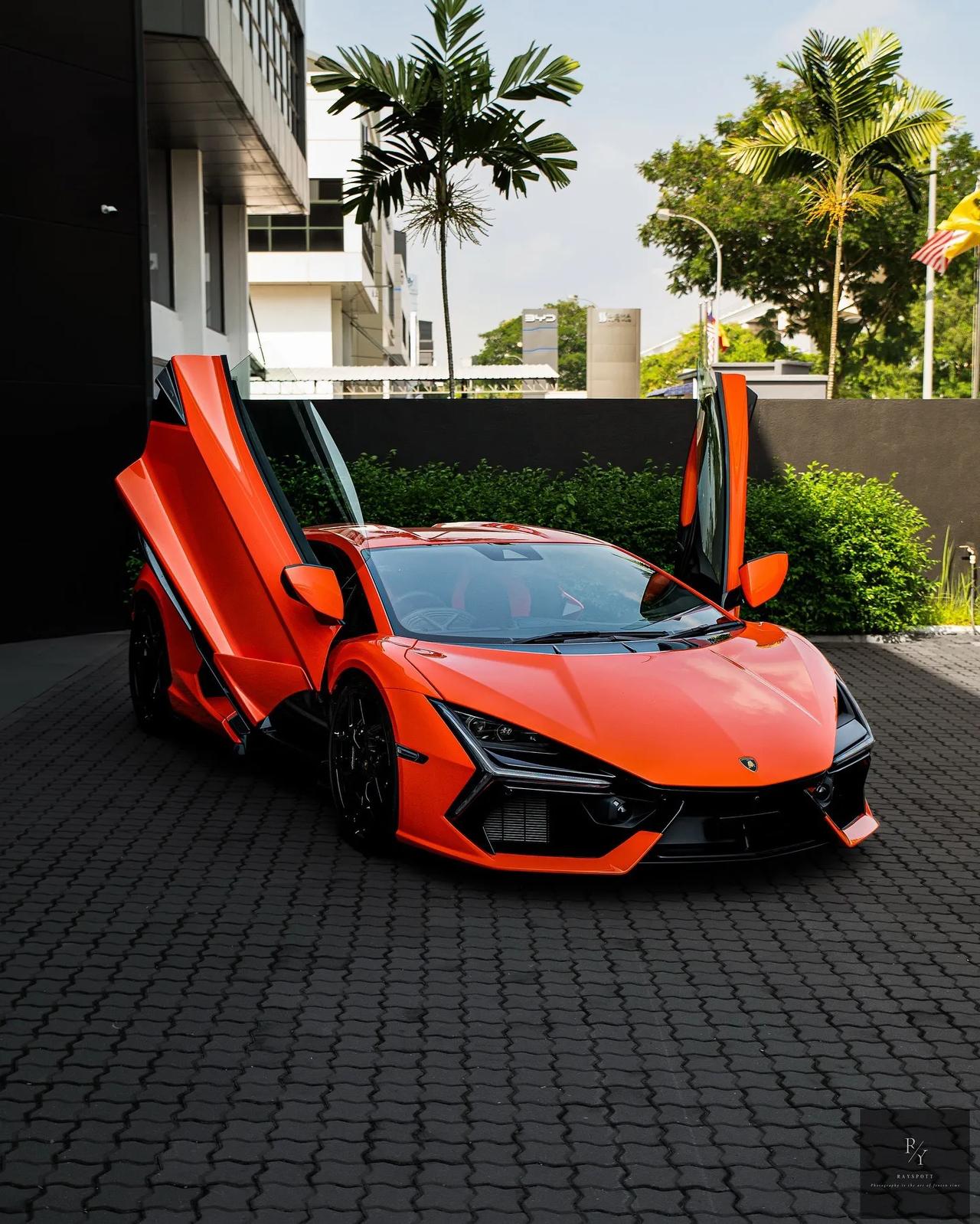 Lamborghini Revuelto