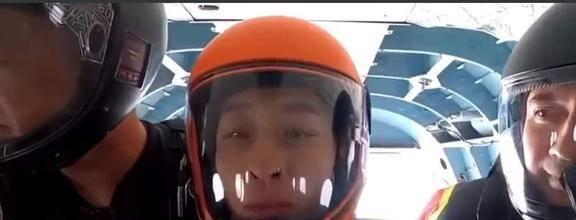 这是2021年帕查拉公主跳伞的相片，整个人浮在天空中，浮在云层之上。一个心脏有问