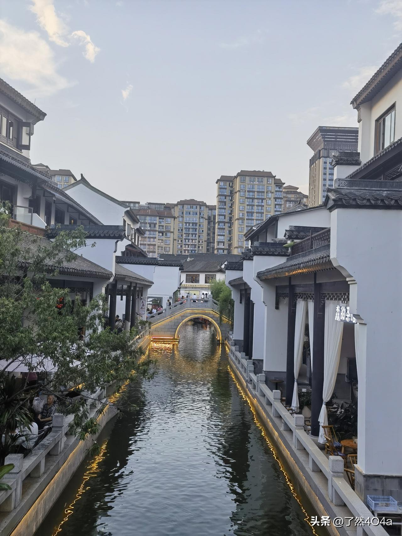 夏日生活打卡季古镇长廊下，石板路沁着凉意，走一段便遇上一座古桥，桥下流水带走燥热