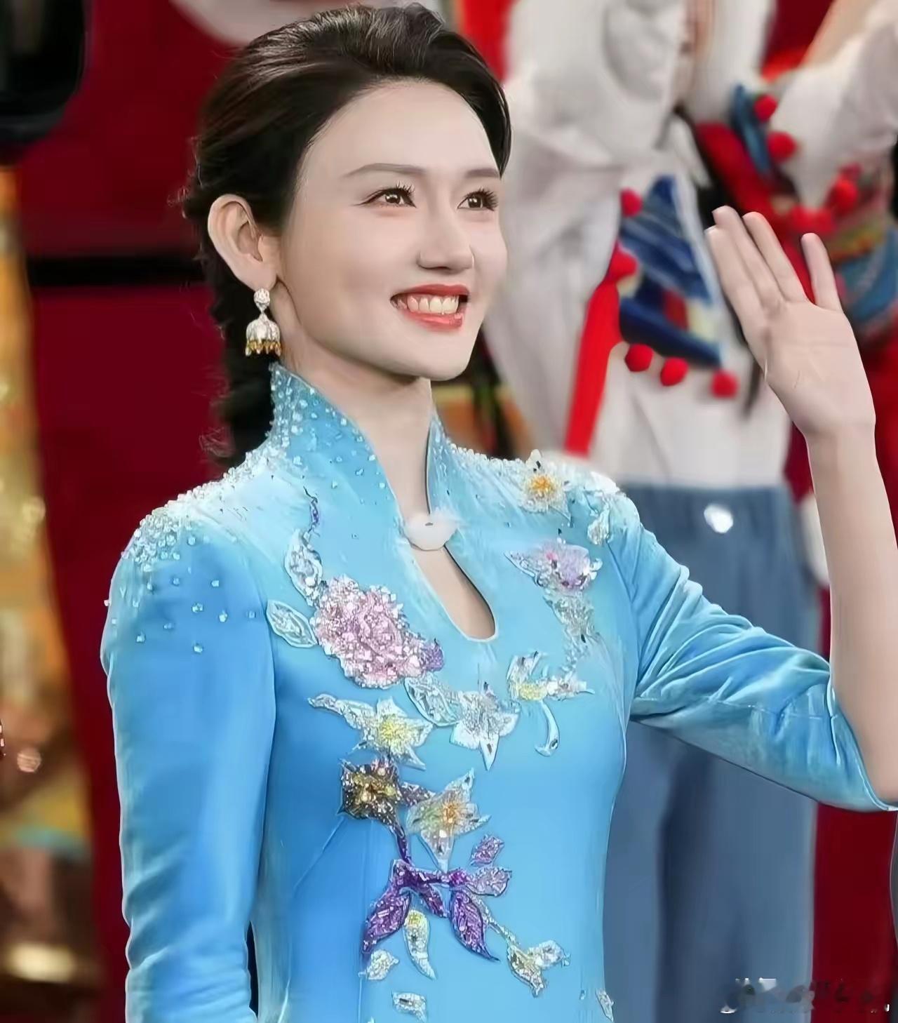 龙洋这个人，我真是看不懂了！她今年都37岁了，既不结婚，也不生娃，把全部心思都扑