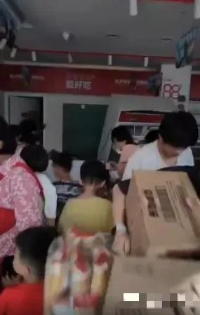 拦不住！根本拦不住！
“法不责众”的后果显现了？

网传赵一鸣零食店被抢，不仅一