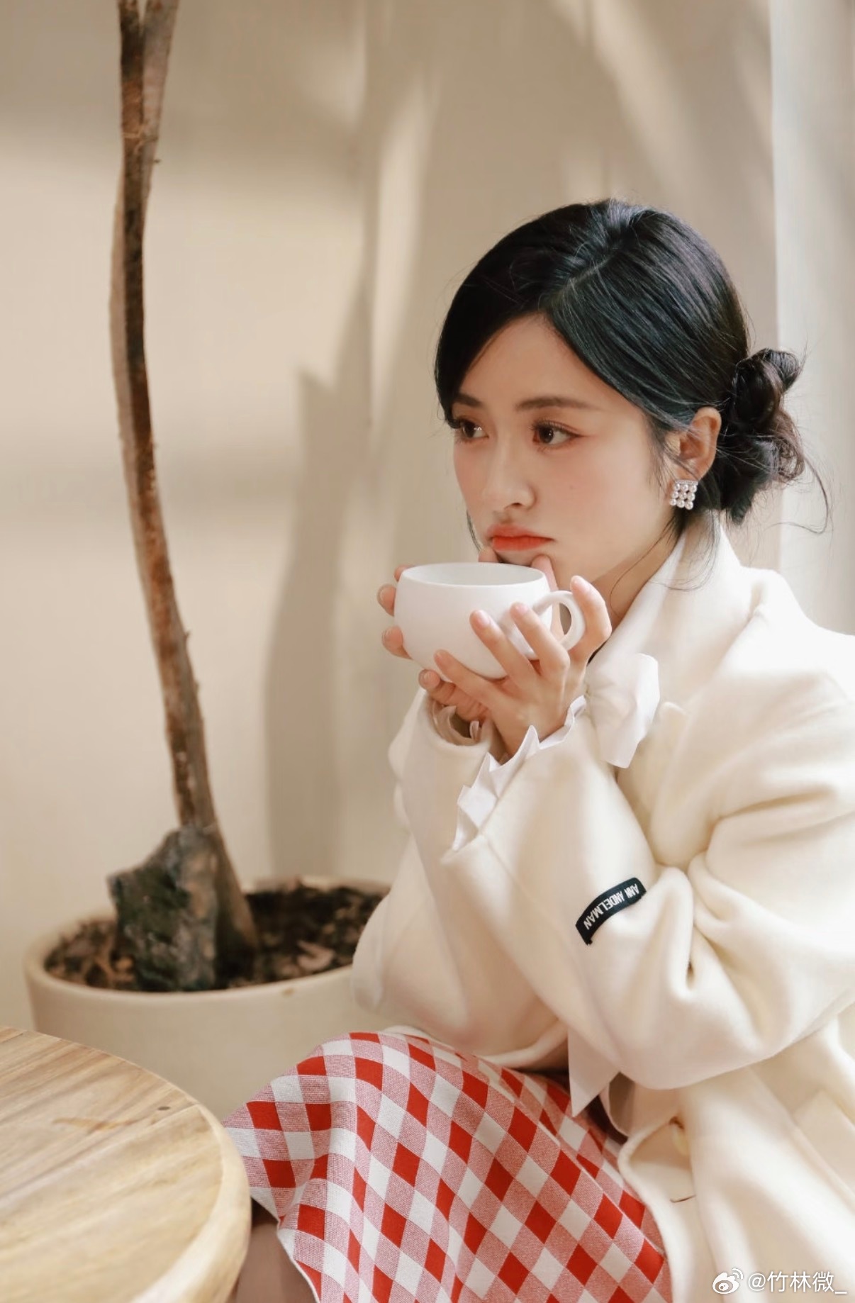 沈月  月子就这样一直美下去～笑的时候很明媚，不笑的时候很冷艳～月子 你美！！！