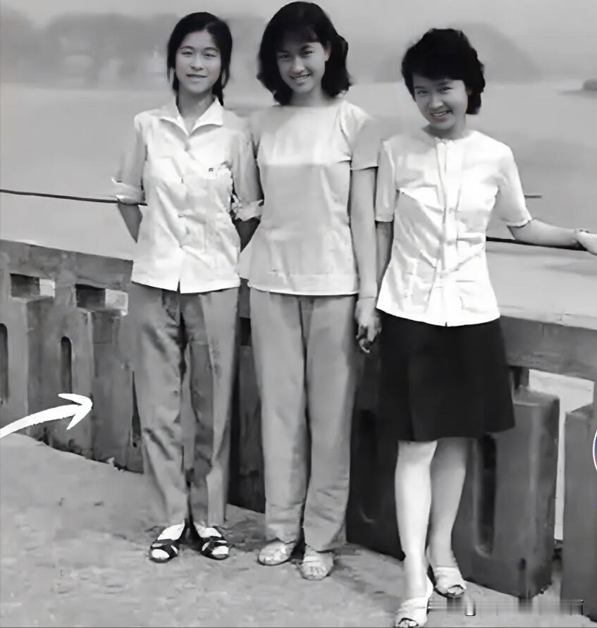 一点也看不出来，年轻的时候的刘晓庆美得一塌糊涂。眉宇间透着灵气，虽然着装比较朴素