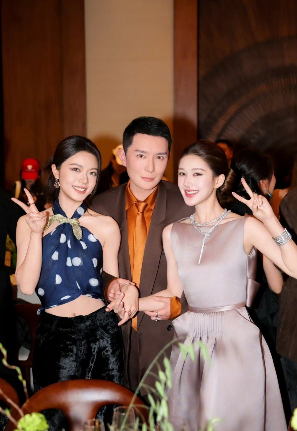 刘冲和赵露思，赵今麦VOGUE晚宴合照 